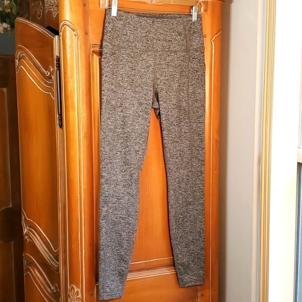 Avia, Beautiful shade of gray leggings size small (2-4)  2 big pockets in front.